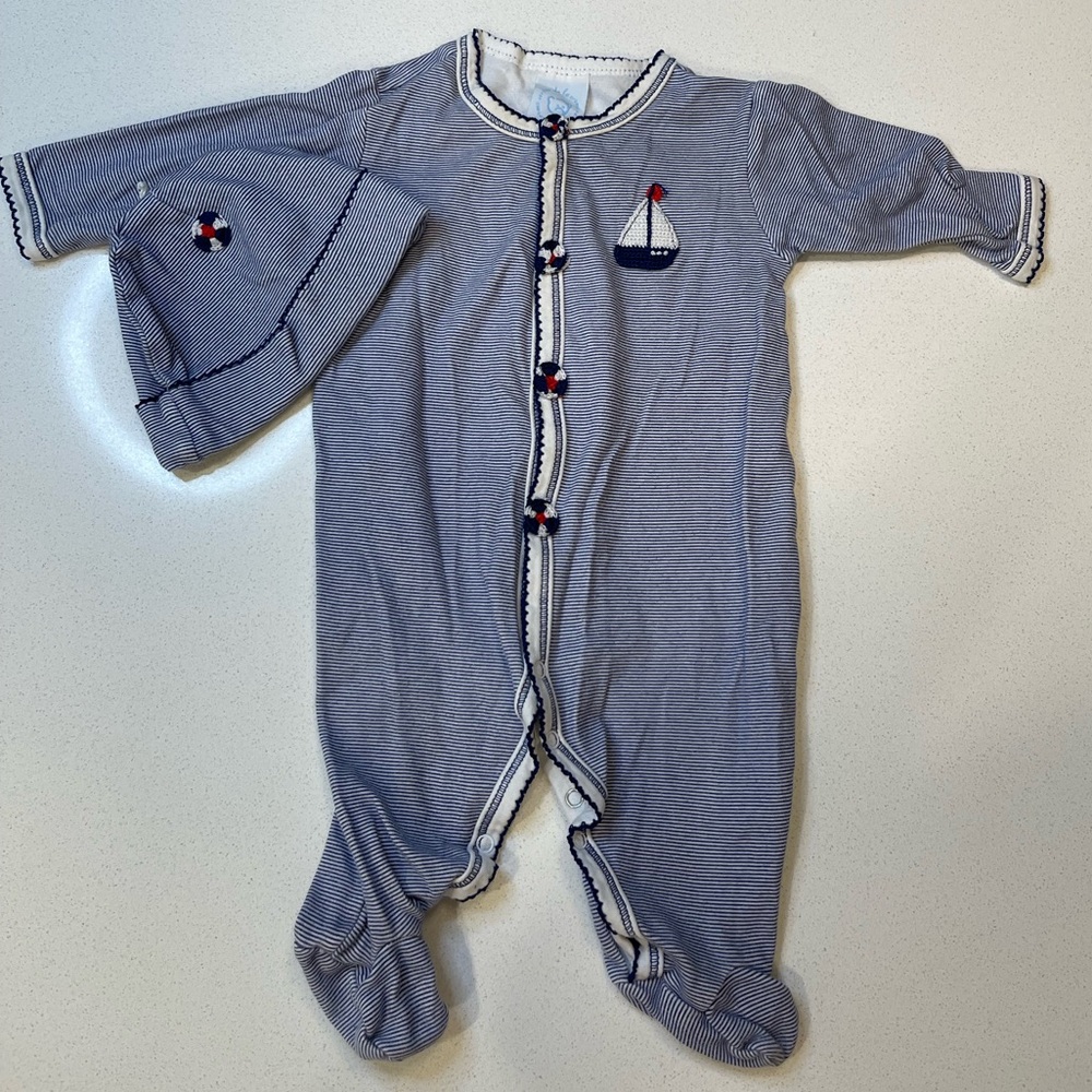 Kissy kissy Blue & White Sailboat Footed Sleeper with Hat | 3–6M